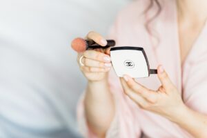 毛穴の黒ずみを改善する化粧水と乳液の順番は？